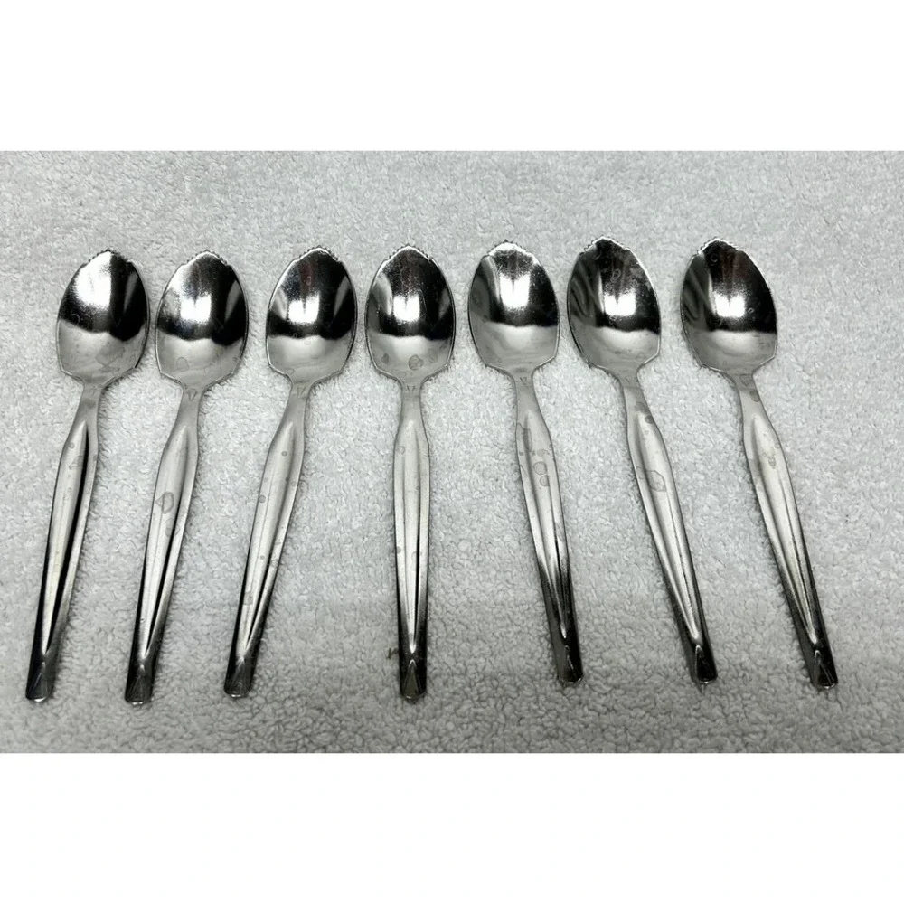 Enjoy Grapefruit Lot of 7 Serrated Spoons China (D3)